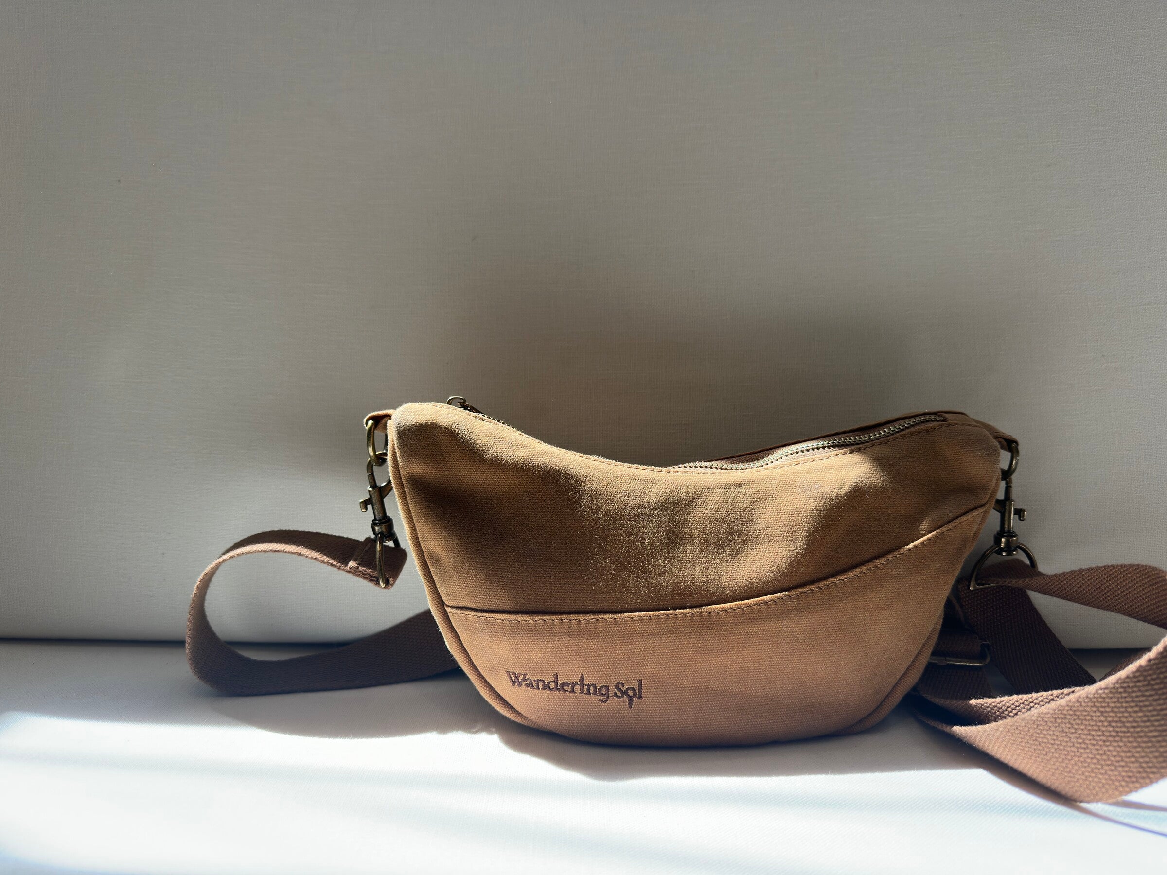 Clay waxed canvas Crossbody with its detachable strap